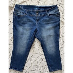 YMI Wanna Betta Butt Capri Jeans Size 24 Mid Rise Stretch Women Y2K Flattering